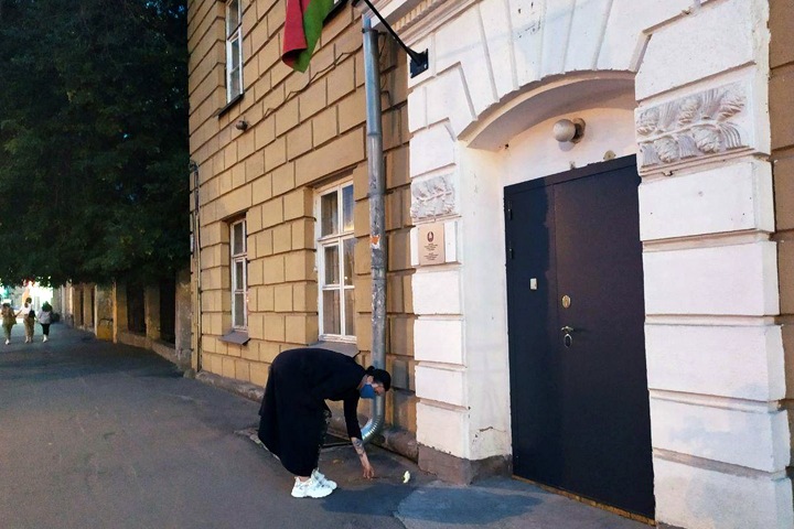 Новосибирцы возложили цветы к представительству Белоруссии в память о жертвах режима