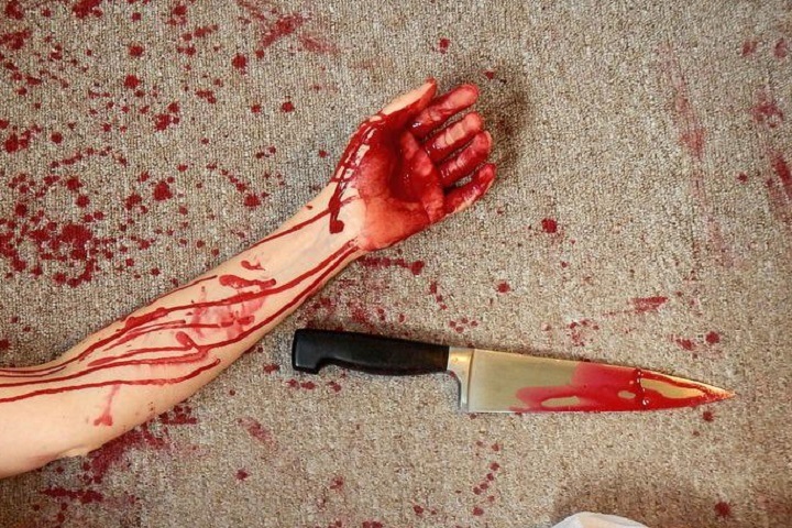 Омич изнасиловал девушку в инвалидном кресле, нанес ей 86 ударов ножом и похитил у нее 10 тыс. рублей Омич изнасиловал девушку в инвалидном кресле, нанес ей 86 ударов ножом и похитил у нее 10 тыс. рублей