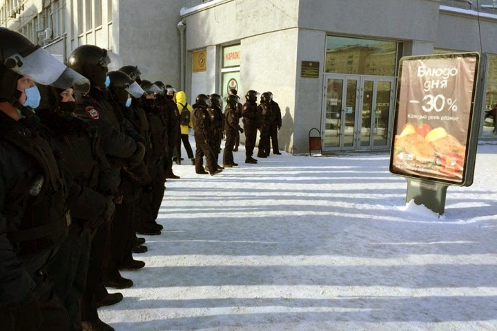 Новосибирский суд взыскал 3 млн с депутата и блогера за работу МВД на акциях протеста, на которых их не было