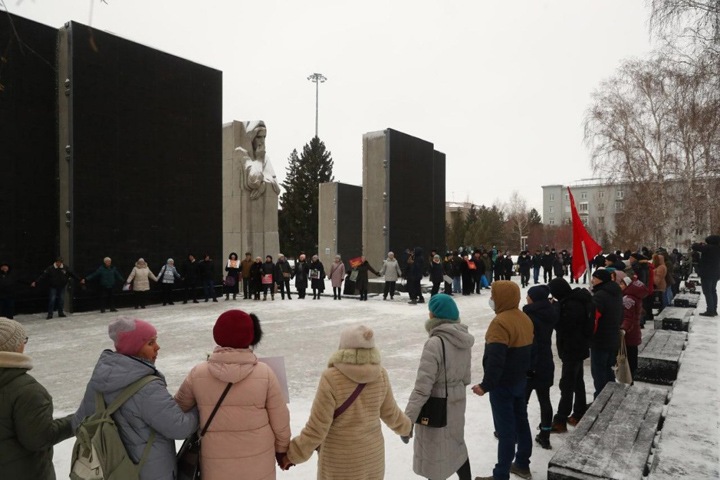Задержанную за акцию против QR-кодов жительницу Новосибирска не выпускают из суда. Ей вызвали «скорую помощь» Задержанную за акцию против QR-кодов жительницу Новосибирска не выпускают из суда. Ей вызвали «скорую помощь»