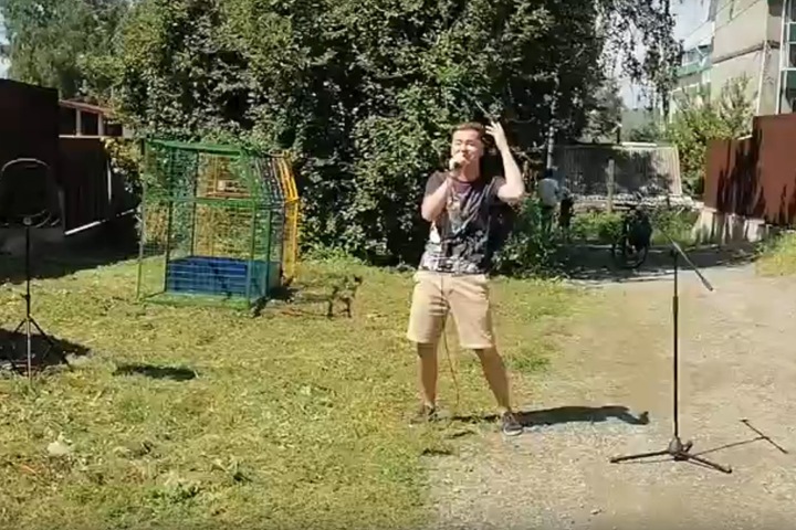 Мусорки по президентскому гранту открывают концертами в алтайском селе