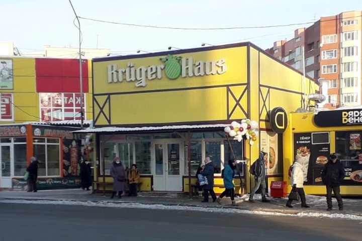 Пивной магазин поставили на новосибирской автобусной остановке, которую связывали с депутатом заксобрания