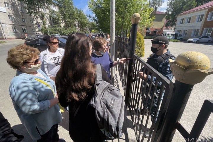 Слушателей по делу мэра Томска не пустили к суду. Люди встретили его аплодисментами