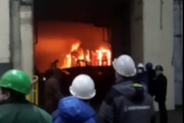 Завод загорелся в Кемерове Завод загорелся в Кемерове