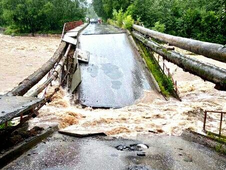 Мост рухнул в Байкальске из-за паводка. Там хранятся опасные отходы БЦБК Мост рухнул в Байкальске из-за паводка. Там хранятся опасные отходы БЦБК