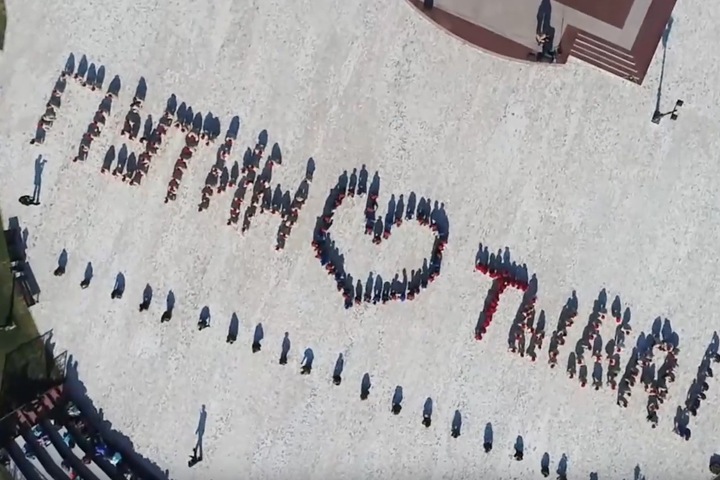 Сердечко для Путина составили из тувинских юнармейцев, стоявших на коленях