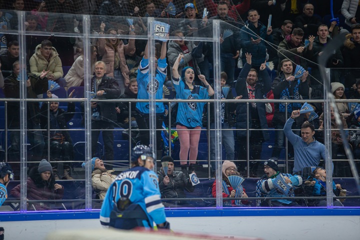 Новосибирским болельщикам пытаются запретить славить Сибирь Новосибирским болельщикам пытаются запретить славить Сибирь