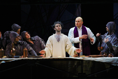 «Иисус, тебе нравится мой ритмичный джаз?»: национальная премьера «Мессы» Бернстайна в Новосибирской опере «Иисус, тебе нравится мой ритмичный джаз?»: национальная премьера «Мессы» Бернстайна в Новосибирской опере