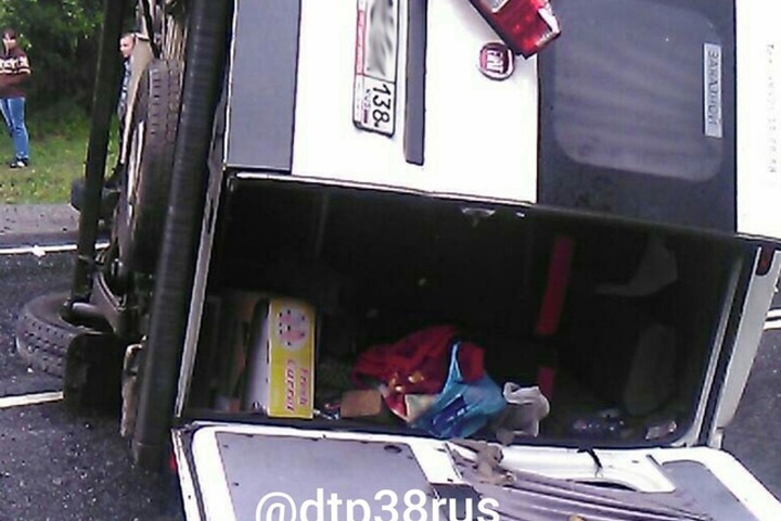 Маршрутка перевернулась на трассе под Иркутском Маршрутка перевернулась на трассе под Иркутском