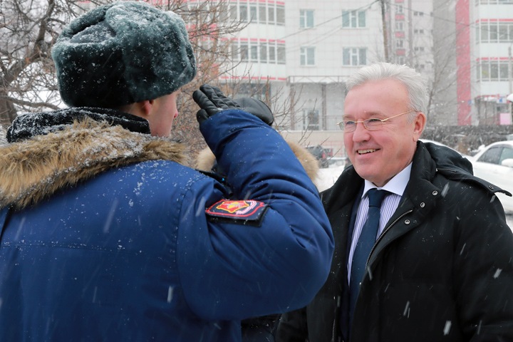 Сибиряки сидят без работы, а губернаторы богатеют. Числа недели