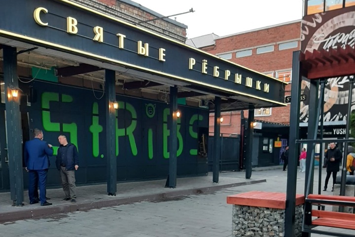 «Воду „Святой источник“ вы тоже не пьете?»: красноярцы ответили настоятелю храма, возмущенному баром «Святые ребрышки» «Воду „Святой источник“ вы тоже не пьете?»: красноярцы ответили настоятелю храма, возмущенному баром «Святые ребрышки»
