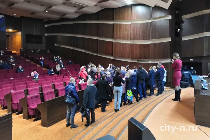 Десятки недовольных транспортной реформой новокузнечан ворвались в мэрию