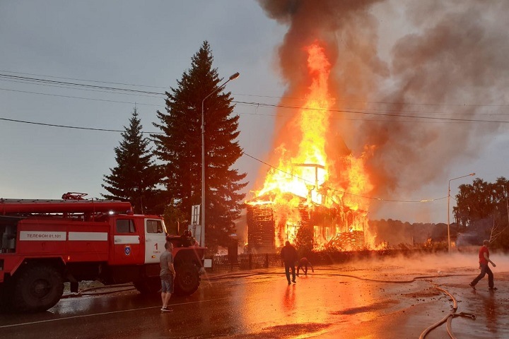 Деревянный храм XIX века сгорел под Томском