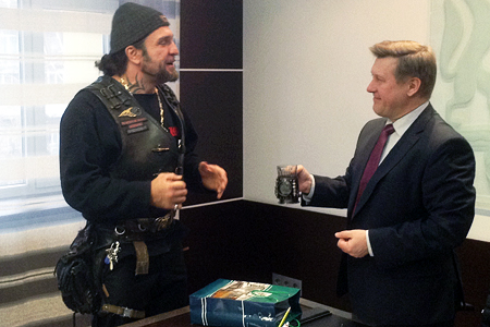 Новосибирский мэр предложил подставить локоть «Ночным волкам» Новосибирский мэр предложил подставить локоть «Ночным волкам»