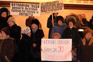 Глава Новосибирска встретился с возмущенными пенсионерами в холле мэрии