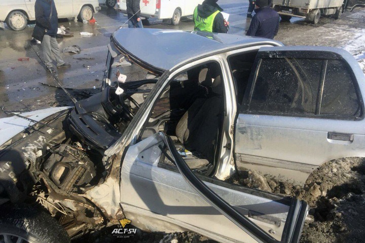 Несколько машин попали в жесткое ДТП в Новосибирске, есть пострадавшие