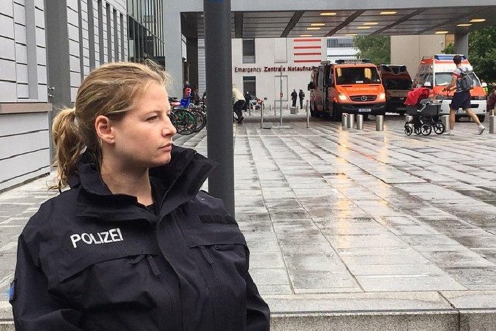 Немецкая полиция взяла под охрану клинику, куда Навального привезли из Омска Немецкая полиция взяла под охрану клинику, куда Навального привезли из Омска