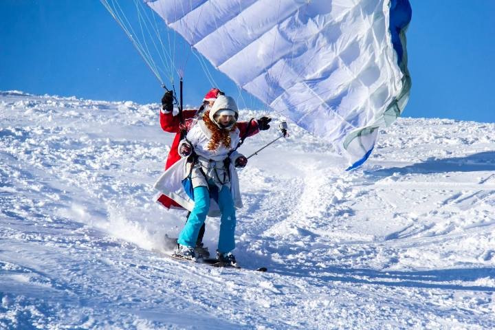 Дед Мороз и Снегурочка пролетели на параплане над Шерегешем Дед Мороз и Снегурочка пролетели на параплане над Шерегешем