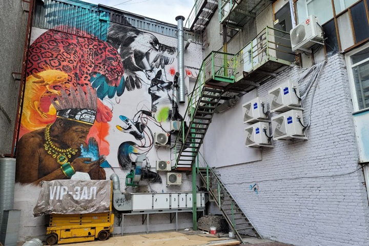 Шаман из города Роз покажет новосибирцам свои картины