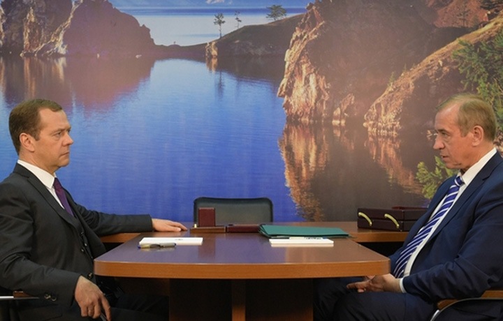 Медведев займется заводом по розливу байкальской воды для китайцев