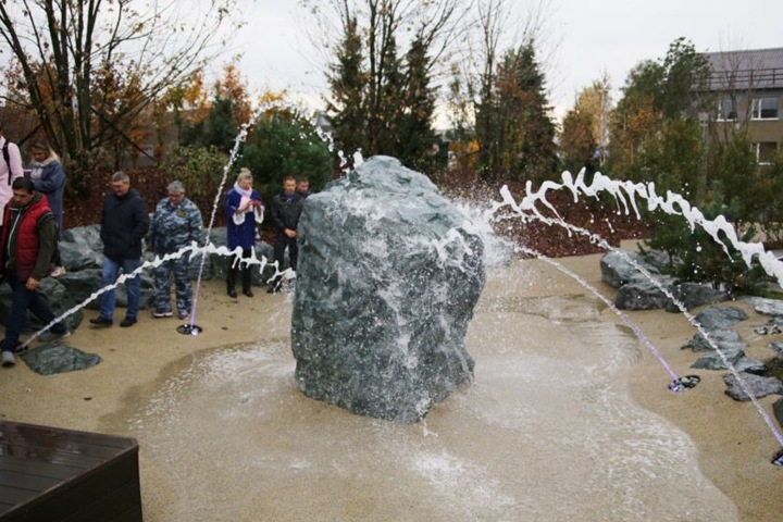 «Сквер ангелов» открыли на месте сгоревшего ТРЦ «Зимняя вишня» в Кемерове