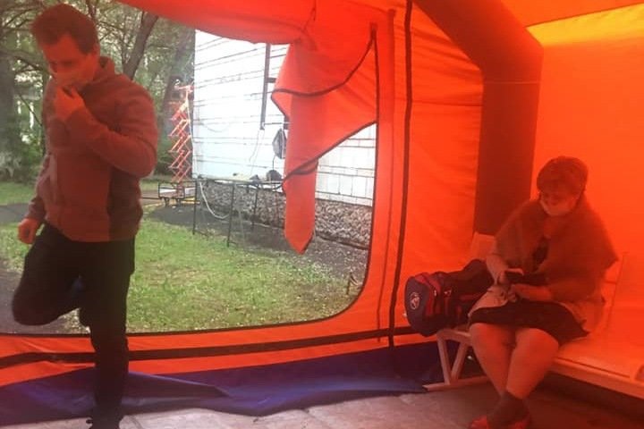 Новосибирский минздрав возложил ответственность за скопление пациентов в палатках перед коронавирусным госпиталем на них самих Новосибирский минздрав возложил ответственность за скопление пациентов в палатках перед коронавирусным госпиталем на них самих