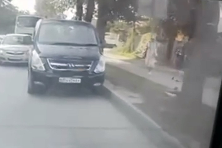 Водитель набросился на женщину с ребенком в Новосибирске Водитель набросился на женщину с ребенком в Новосибирске