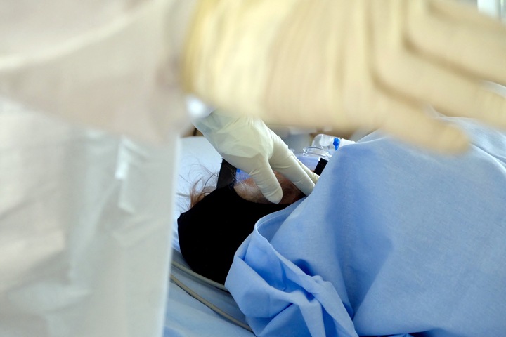 Число тяжелобольных коронавирусом новосибирцев продолжает быстро расти