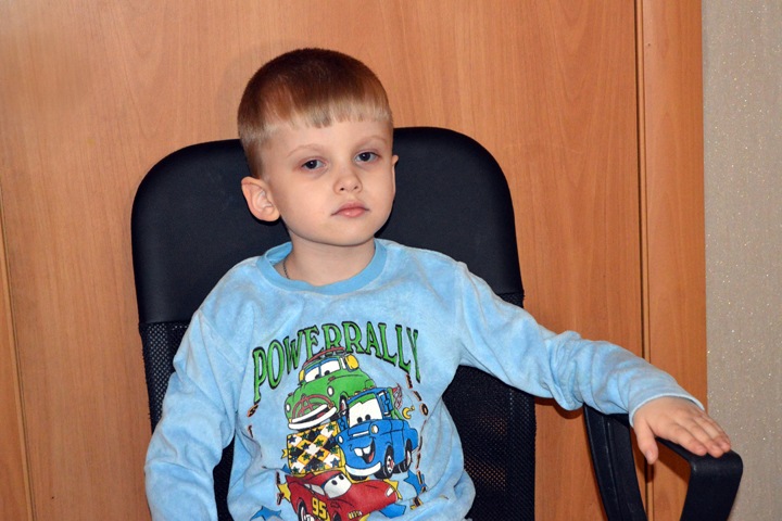 Пережившему 15 переломов мальчику из Новосибирска нужны дорогие лекарства, чтобы ходить