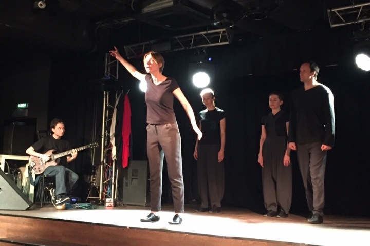 «Странные люди, которые еще и усыновляют»: истории новосибирских приемных семей показали в театре