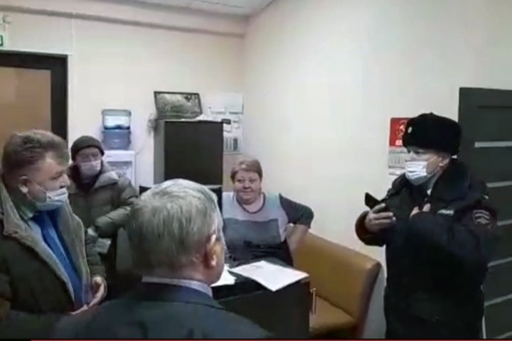 Полиция и чиновники пришли в алтайский крайком КПРФ, чтобы отозвать согласование митинга 23 февраля Полиция и чиновники пришли в алтайский крайком КПРФ, чтобы отозвать согласование митинга 23 февраля