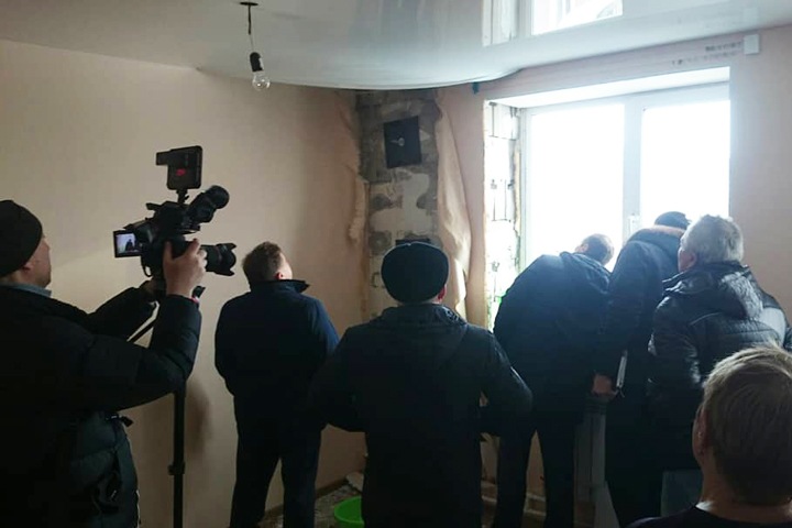 Глава Барабинска отказался комментировать ситуацию с «отремонтированным клеем» домом Глава Барабинска отказался комментировать ситуацию с «отремонтированным клеем» домом