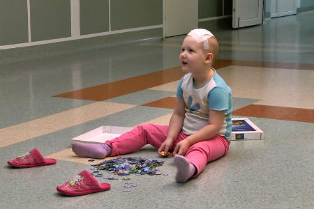 Новосибирские врачи прооперировали ребенка с патологией, вызывающей беспричинный смех 