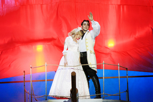 Максим Дунаевский номинирован на премию «Музыкальное сердце театра» за мюзикл «Алые паруса» в новосибирском «Глобусе» Максим Дунаевский номинирован на премию «Музыкальное сердце театра» за мюзикл «Алые паруса» в новосибирском «Глобусе»