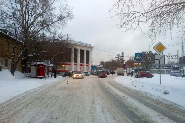 Автомобиль сбил женщину с ребенком на пешеходном переходе в Новосибирске Автомобиль сбил женщину с ребенком на пешеходном переходе в Новосибирске