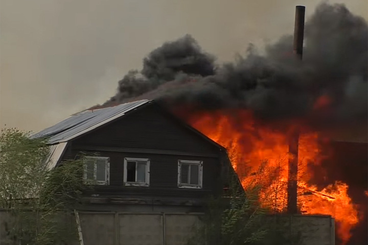 Дома в Канске подожгли китайские лесопереработчики Дома в Канске подожгли китайские лесопереработчики