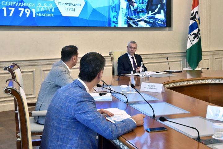 Правительство Травникова захотело распоряжаться десятой часть бюджета без депутатов. Те оказались против