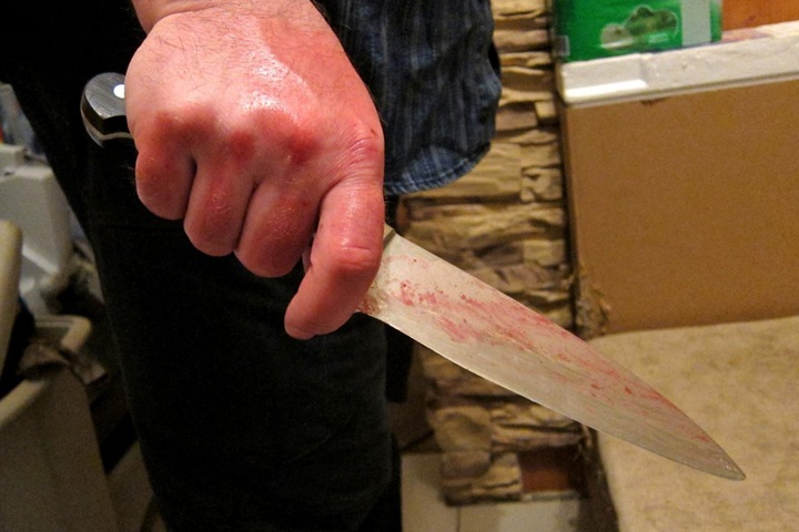 Омский забойщик скота зарезал бывшего мужа своей жены