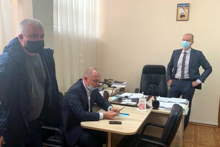 Врач заявил об отсутствии ядов в анализах Навального. Кабинет главврача заняли люди в штатском