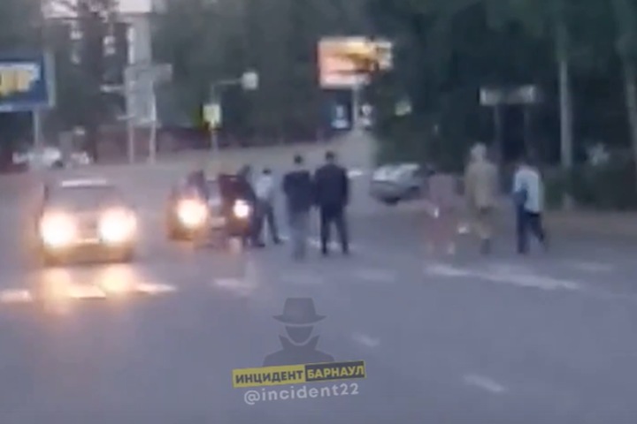 Драка двух бездомных парализовала движение в центре Барнаула