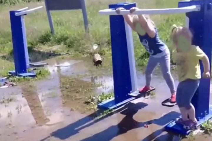 Томские власти поставили детскую площадку в болоте и обвинили в этом жителей