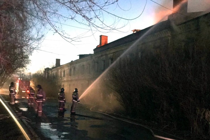 Военный городок загорелся в Красноярском крае Военный городок загорелся в Красноярском крае