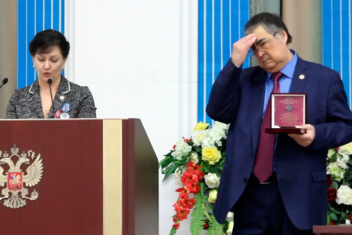 Тулеев попросил прокуратуру защитить его честь и достоинство Тулеев попросил прокуратуру защитить его честь и достоинство