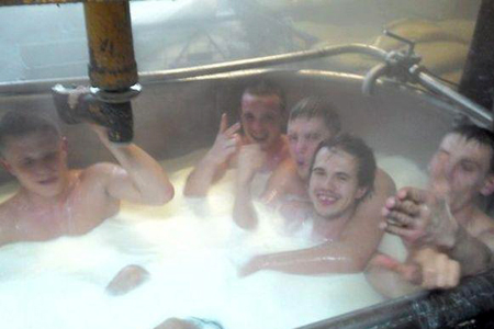 В отношении омских сыроваров за купание в молоке могут возбудить уголовное дело