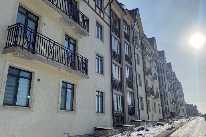 СК начал проверку после падения льда с крыши на девочку в Новосибирске