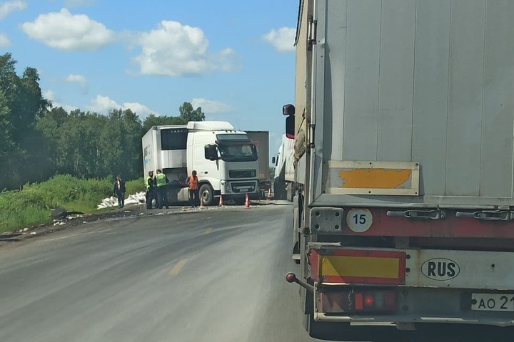 Столкновение большегрузов парализовало движение на трассе под Новосибирском