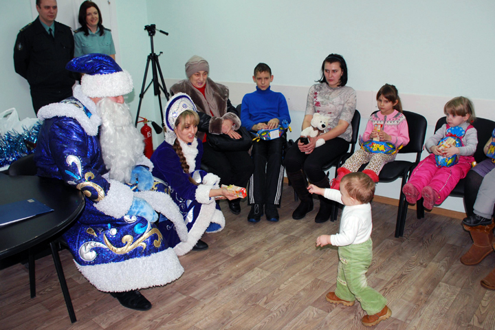 Омские приставы подарили игрушки детям, чьи отцы не платят алименты Омские приставы подарили игрушки детям, чьи отцы не платят алименты