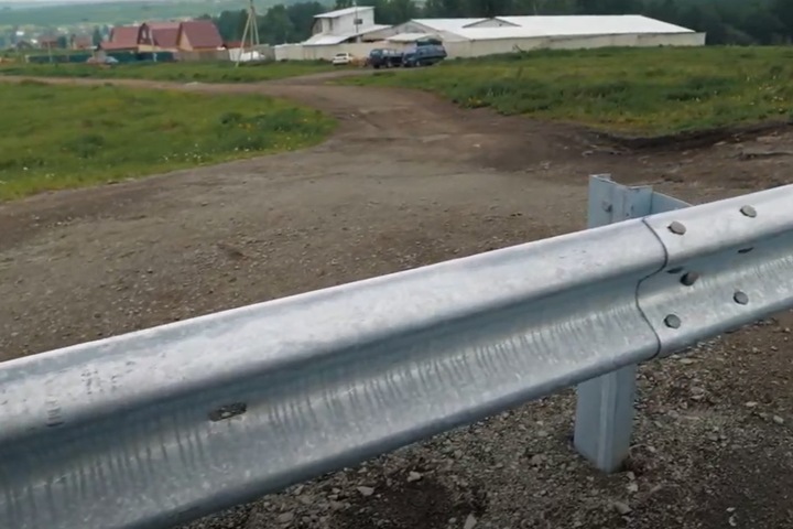 Жители кемеровской деревни пожаловались Путину на дорожный отбойник