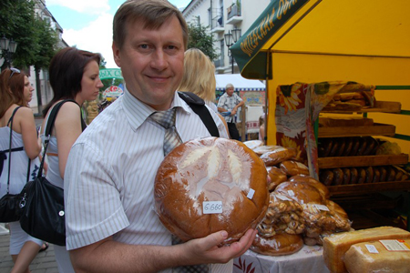 Комиссия Госдумы по контролю за депутатскими доходами сняла с коммуниста Локтя обвинения в коммерческой деятельности Комиссия Госдумы по контролю за депутатскими доходами сняла с коммуниста Локтя обвинения в коммерческой деятельности