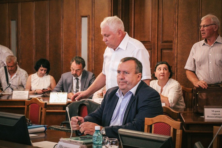 Прокуратура просит наказывать новосибирских министров за подарки Прокуратура просит наказывать новосибирских министров за подарки